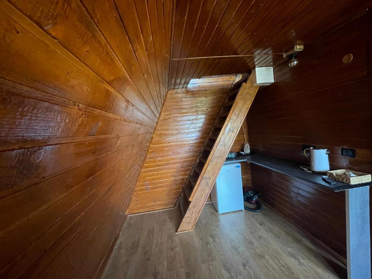 Cabana Tip A La 300 M De Castel Hunedoara Eksteriør billede