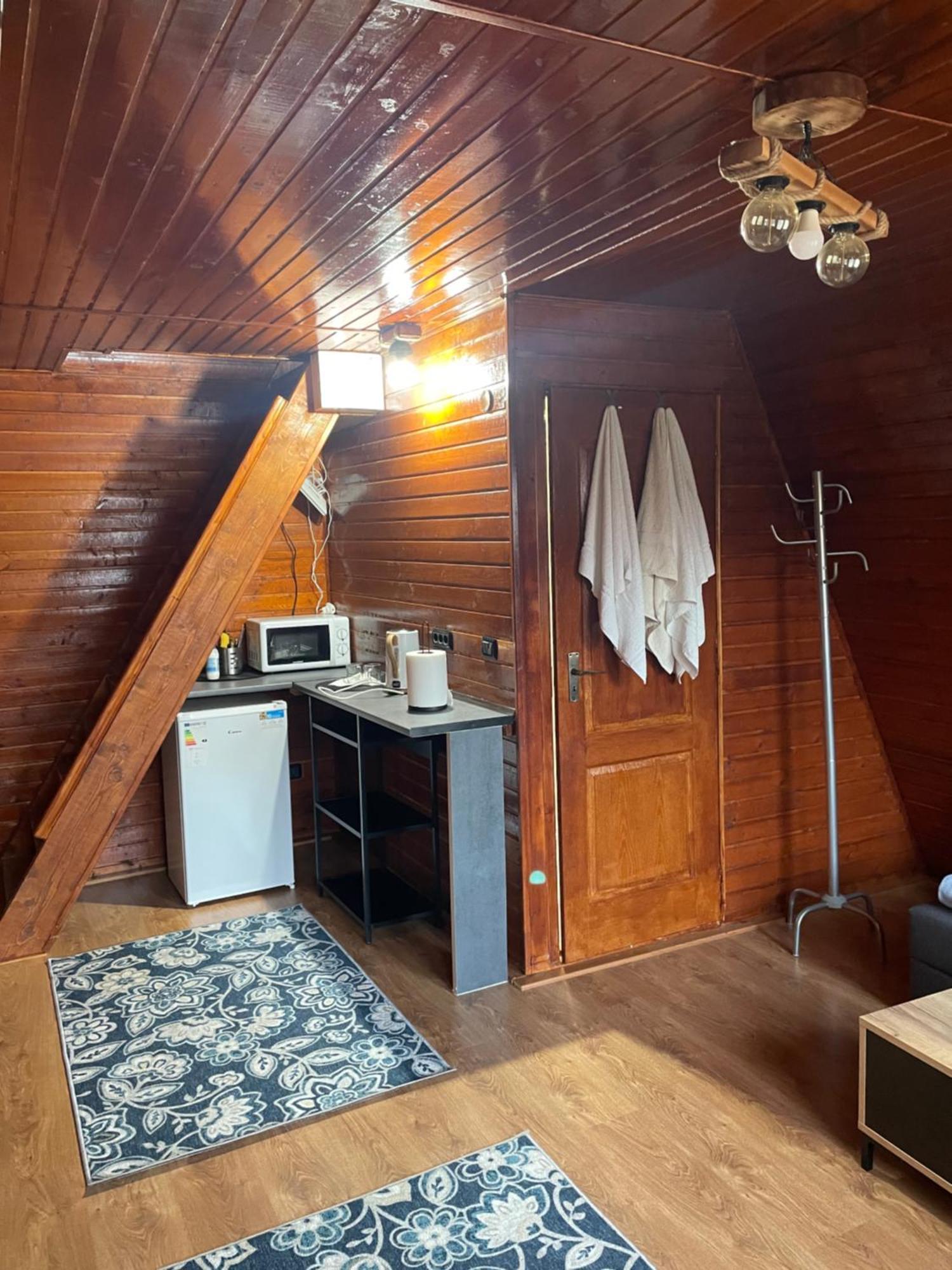 Cabana Tip A La 300 M De Castel Hunedoara Eksteriør billede